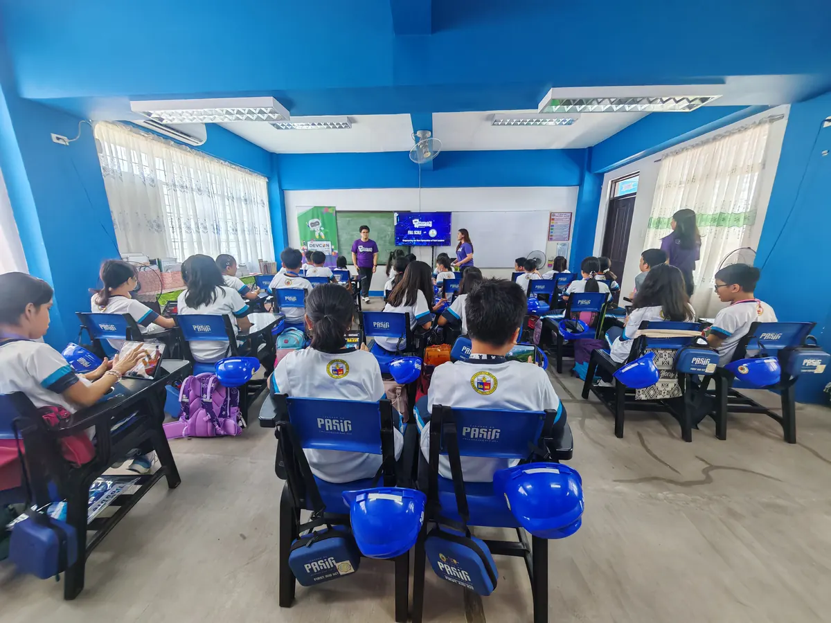 A classroom of grade school students at Pasig Elementary School during the Hour of AI workshop